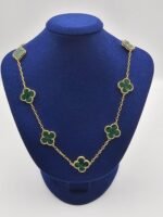 Van-cleef-modeli-10-yaprakli-buyuk-yonca-dogal-tas-zumrut-yesili-vca-gold-kolye