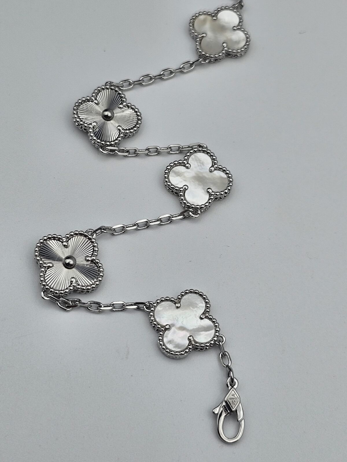 Van cleef modeli 5 yapraklı büyük yonca doğal taş sedef beyaz-düz vca gümüş bileklik