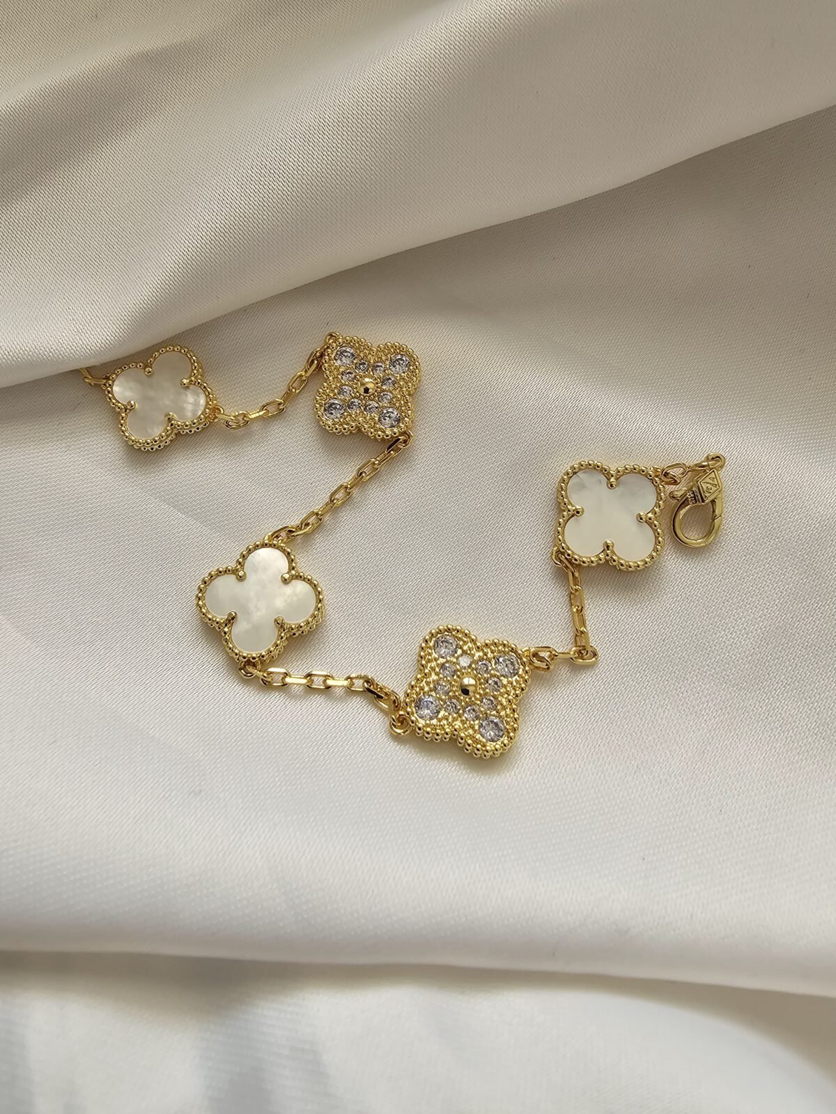 Van cleef modeli 5 yapraklı büyük yonca doğal taş sedef beyaz ve taşlı vca gold bileklik