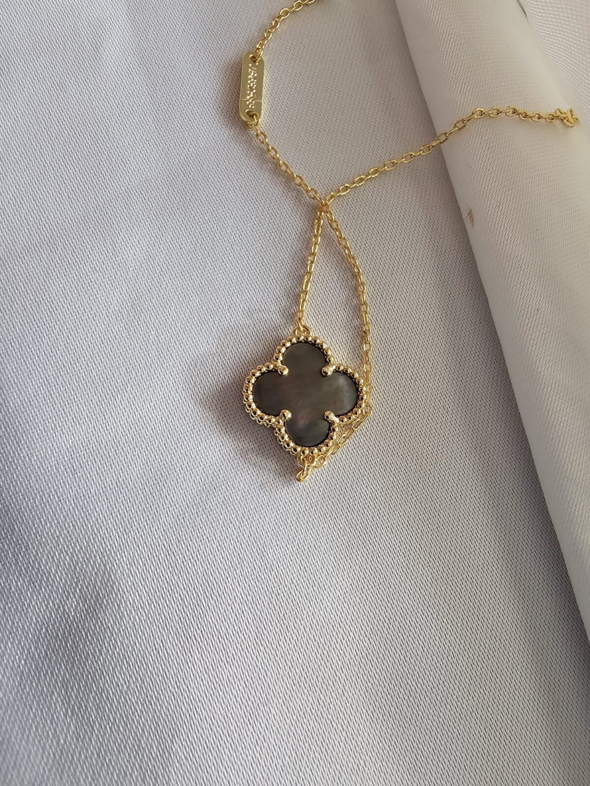 Van cleef modeli tek yapraklı büyük yonca doğal taş sedef gri vca gold bileklik