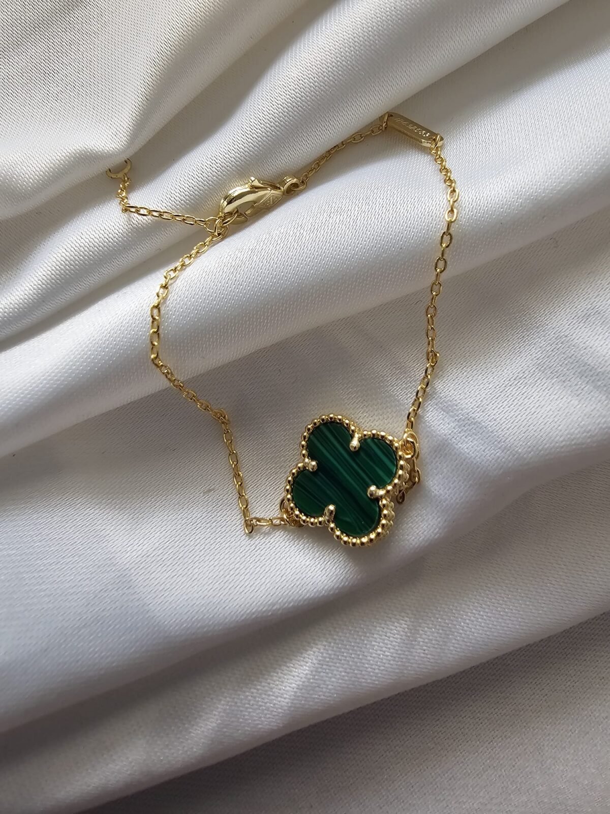 Van cleef modeli tek yapraklı büyük yonca doğal taş zümrüt yeşili vca gold bileklik
