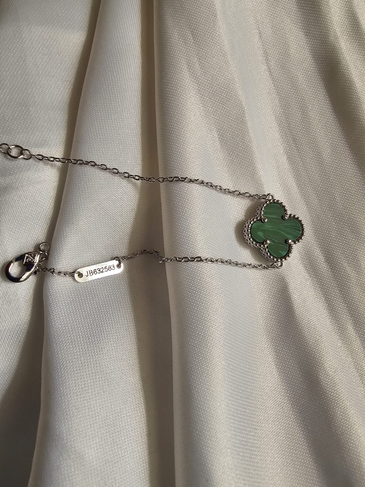 Van cleef modeli tek yapraklı büyük yonca doğal taş zümrüt yeşili vca gümüş bileklik