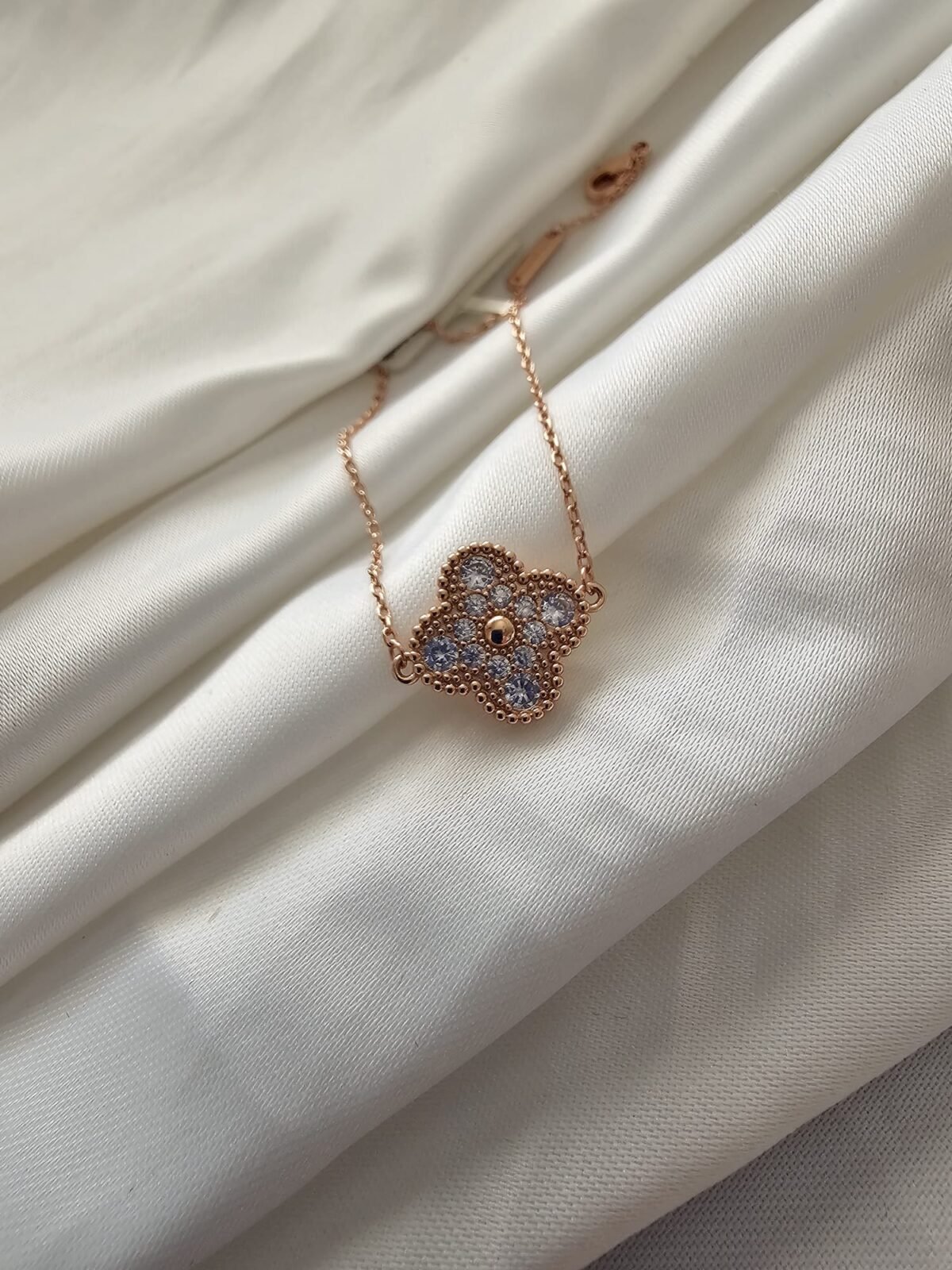 Van cleef modeli tek yapraklı büyük yonca taşlı vca rose bileklik