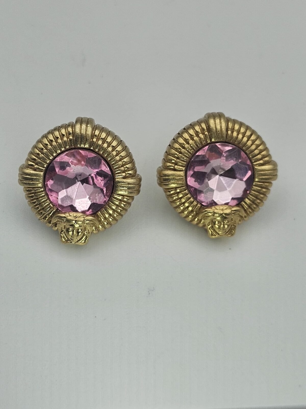 Versace modeli büyük pembe taş altın küpe