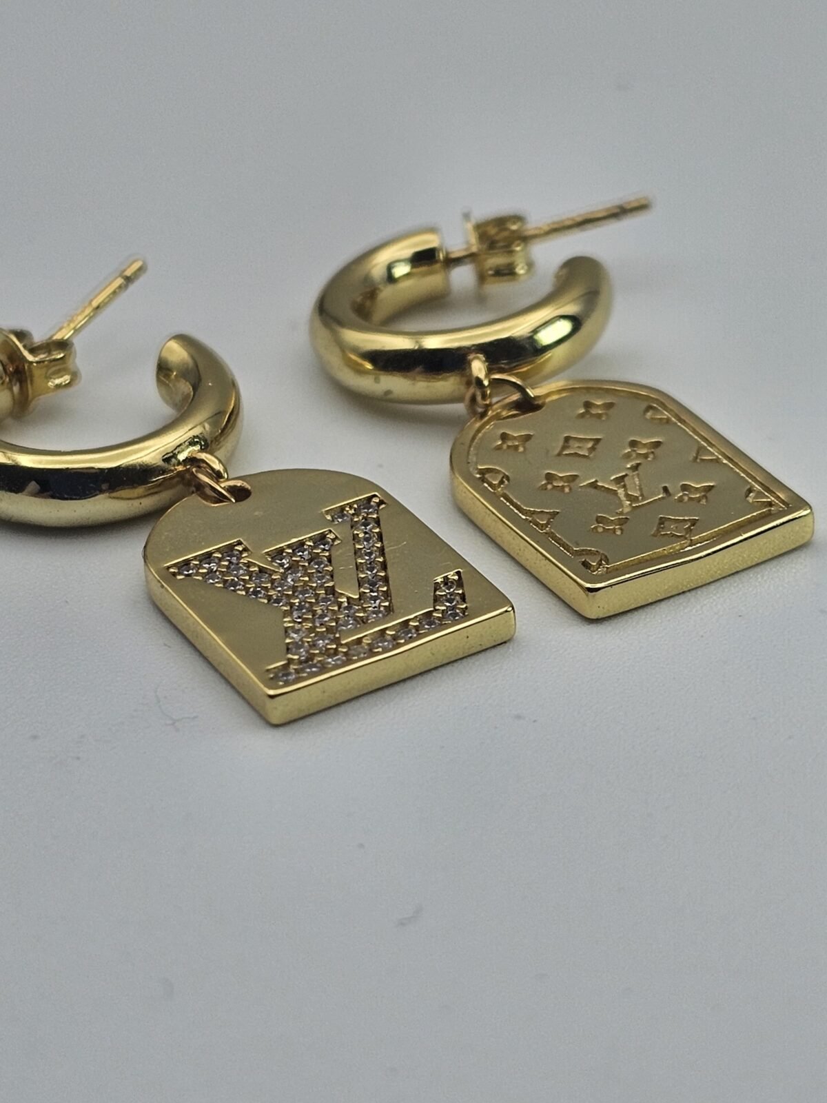 louis vuitton modeli taşlı gold altın lv küpe