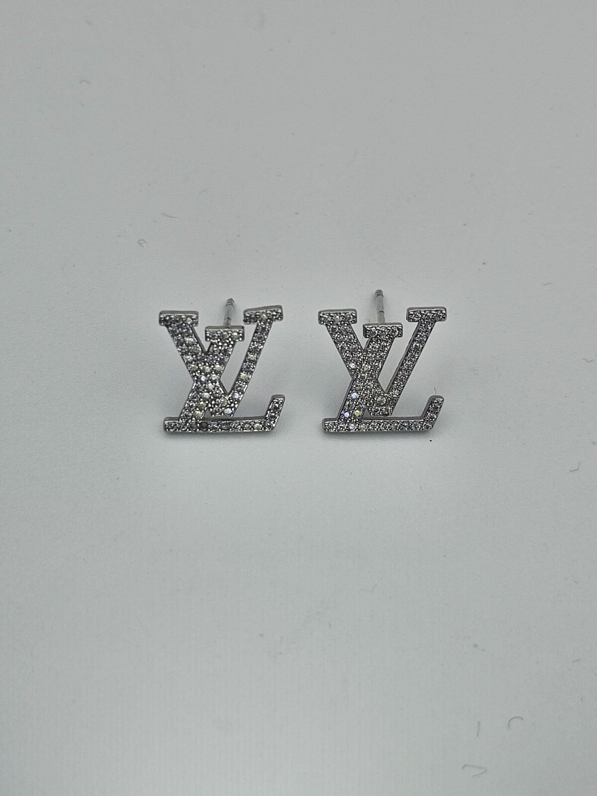 louis vuitton modeli taşlı lv gümüş küpe
