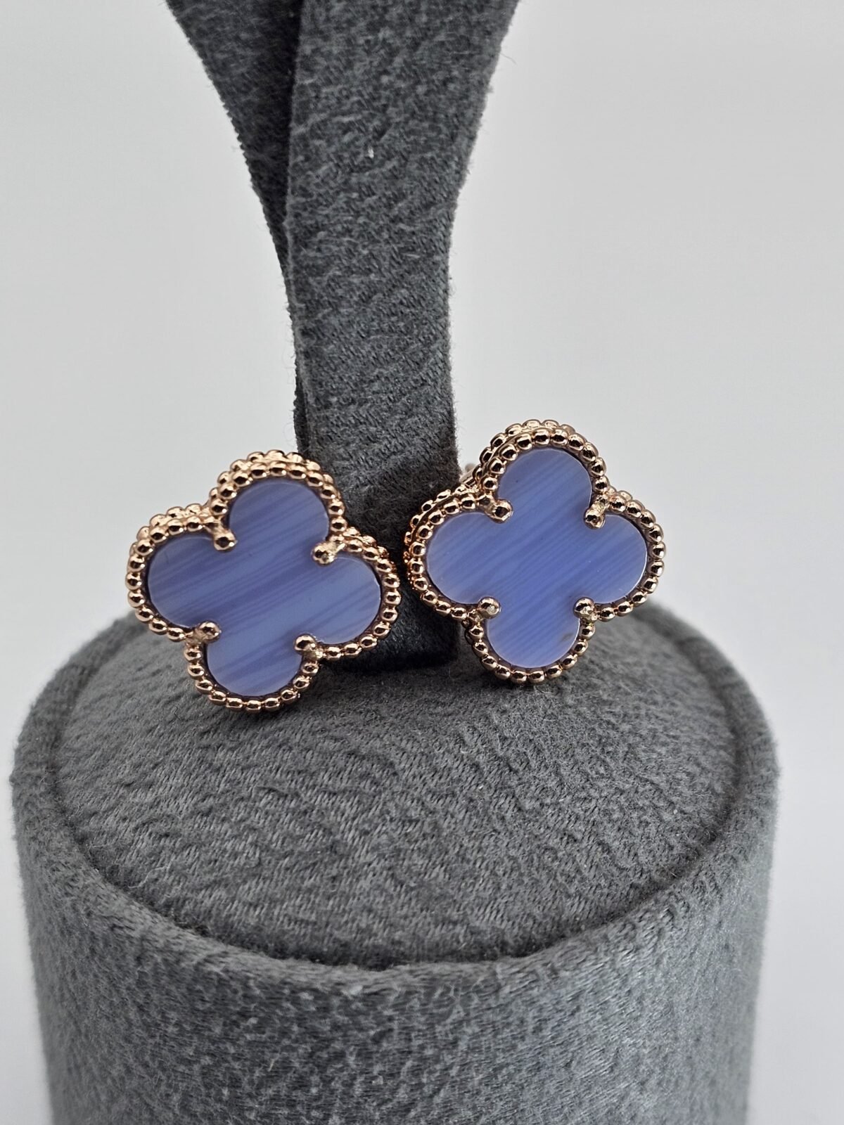 van cleef modeli büyük yonca doğal taş açık mavi rose vca küpe