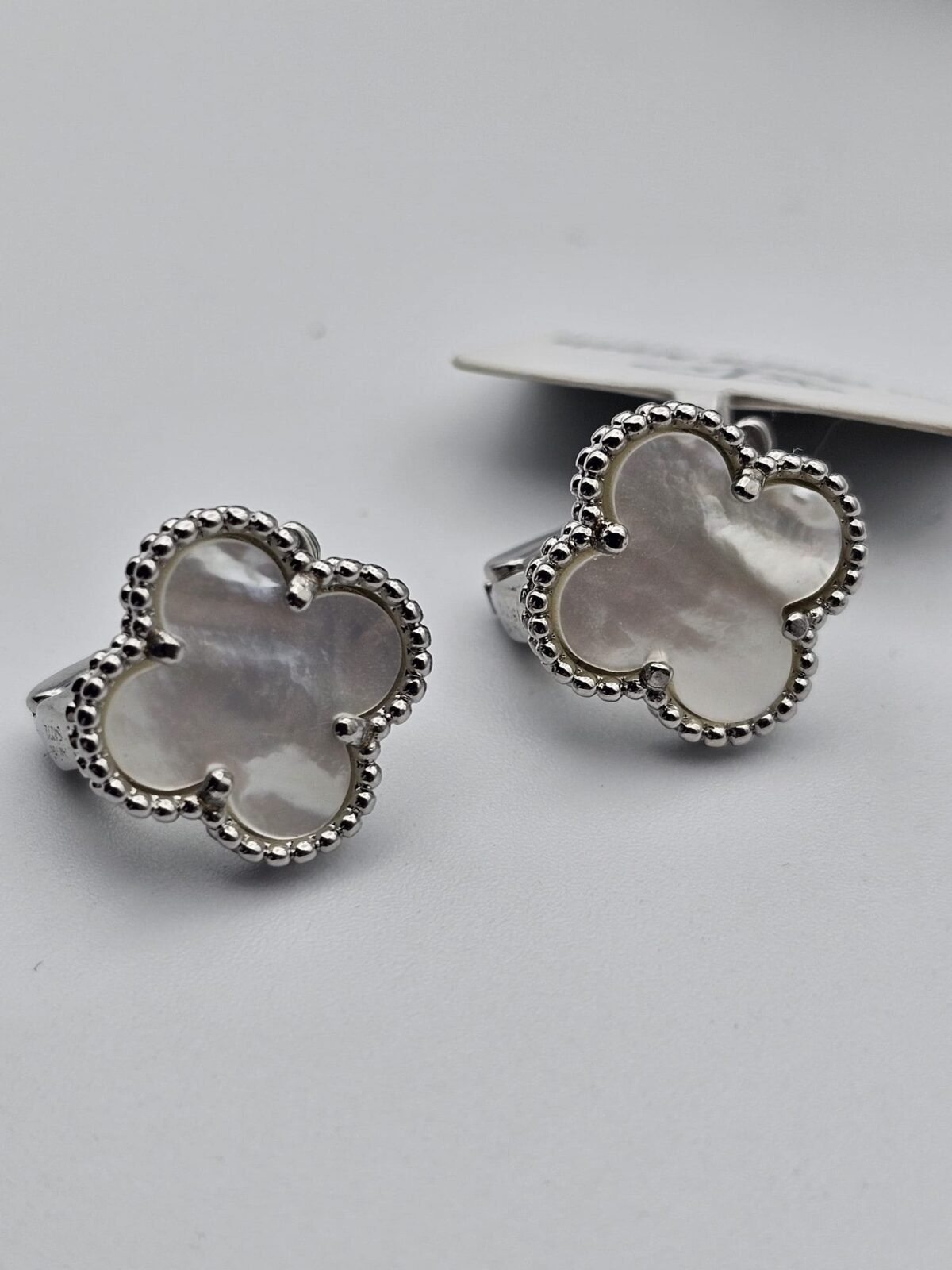 van cleef modeli büyük yonca doğal taş sedef beyaz gümüş omega vca küpe