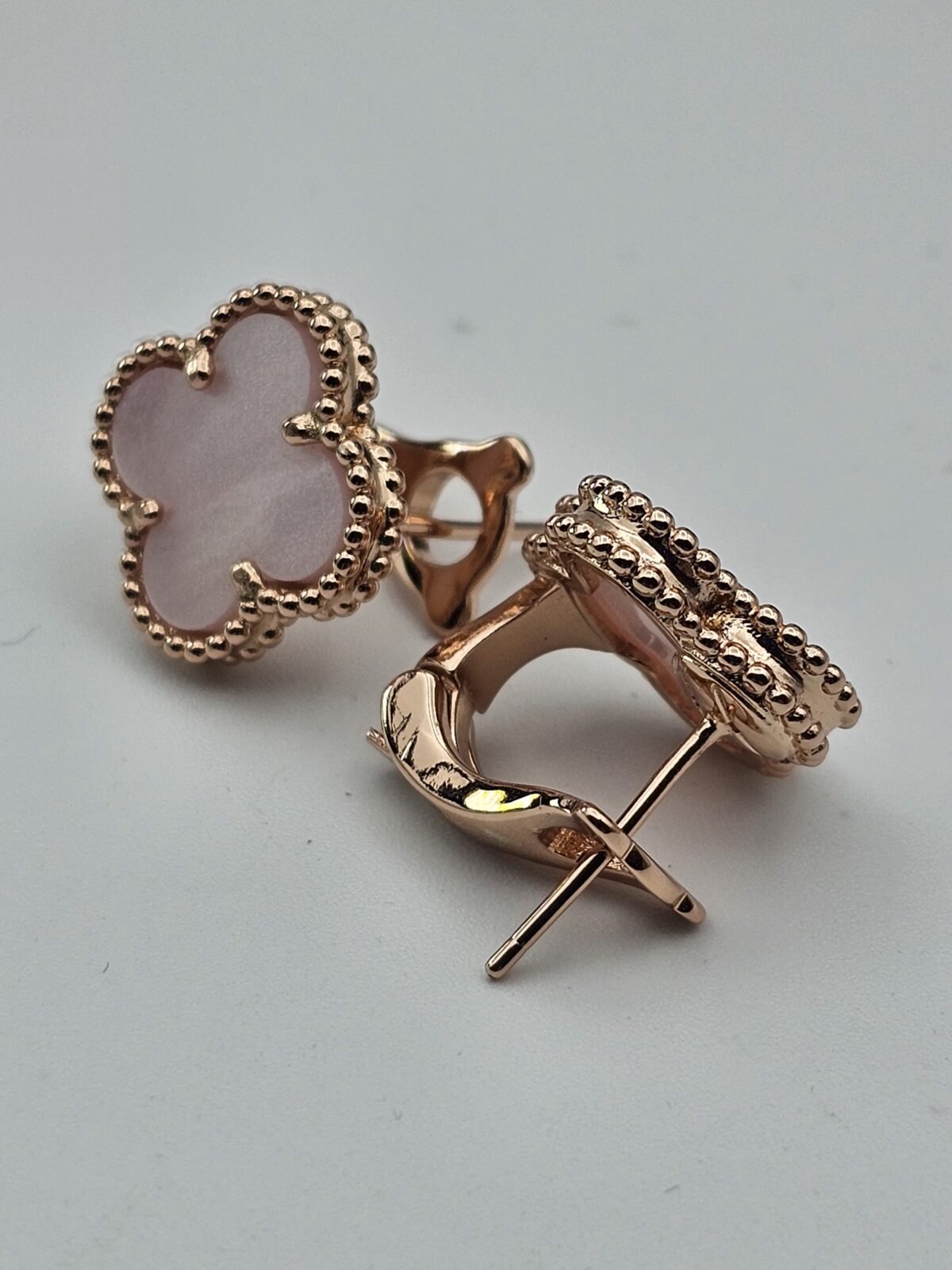 van cleef modeli büyük yonca doğal taş sedef pembe rose omega vca küpe