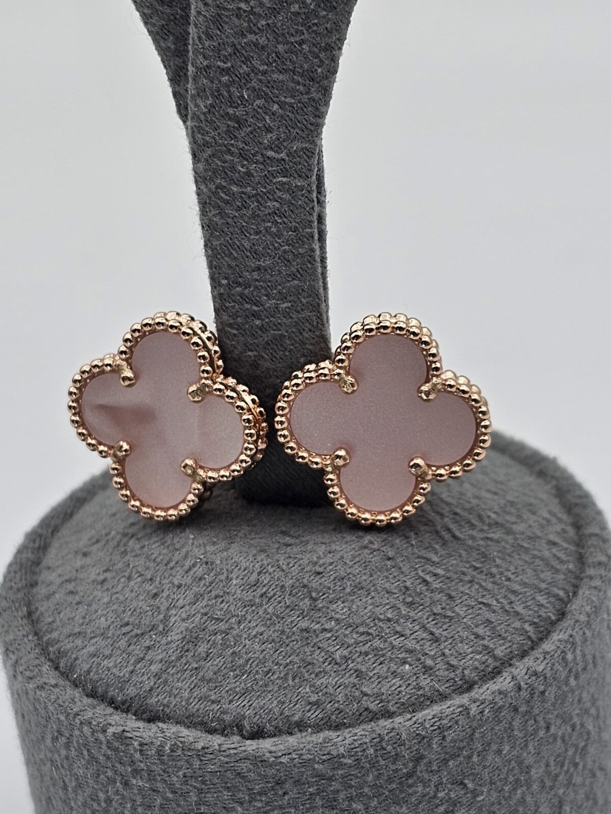 van cleef modeli büyük yonca doğal taş sedef pembe rose vca küpe