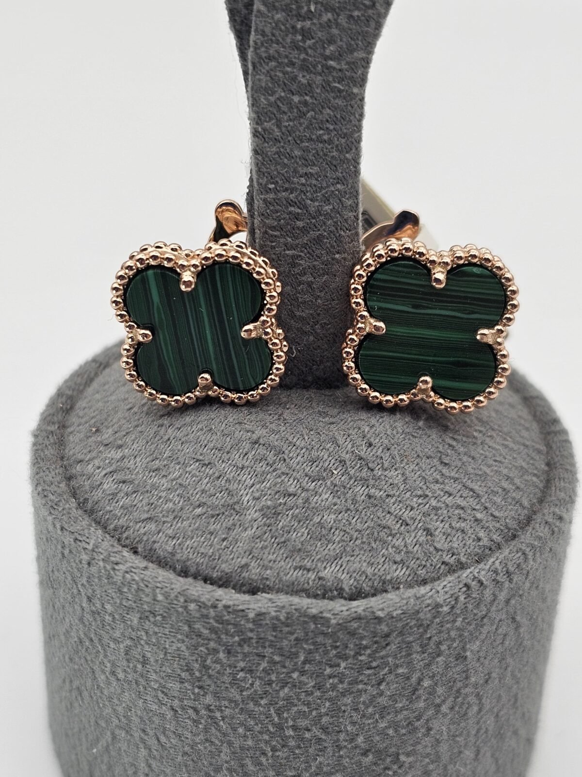 van cleef modeli büyük yonca doğal taş zümrüt yeşili rose omega vca küpe