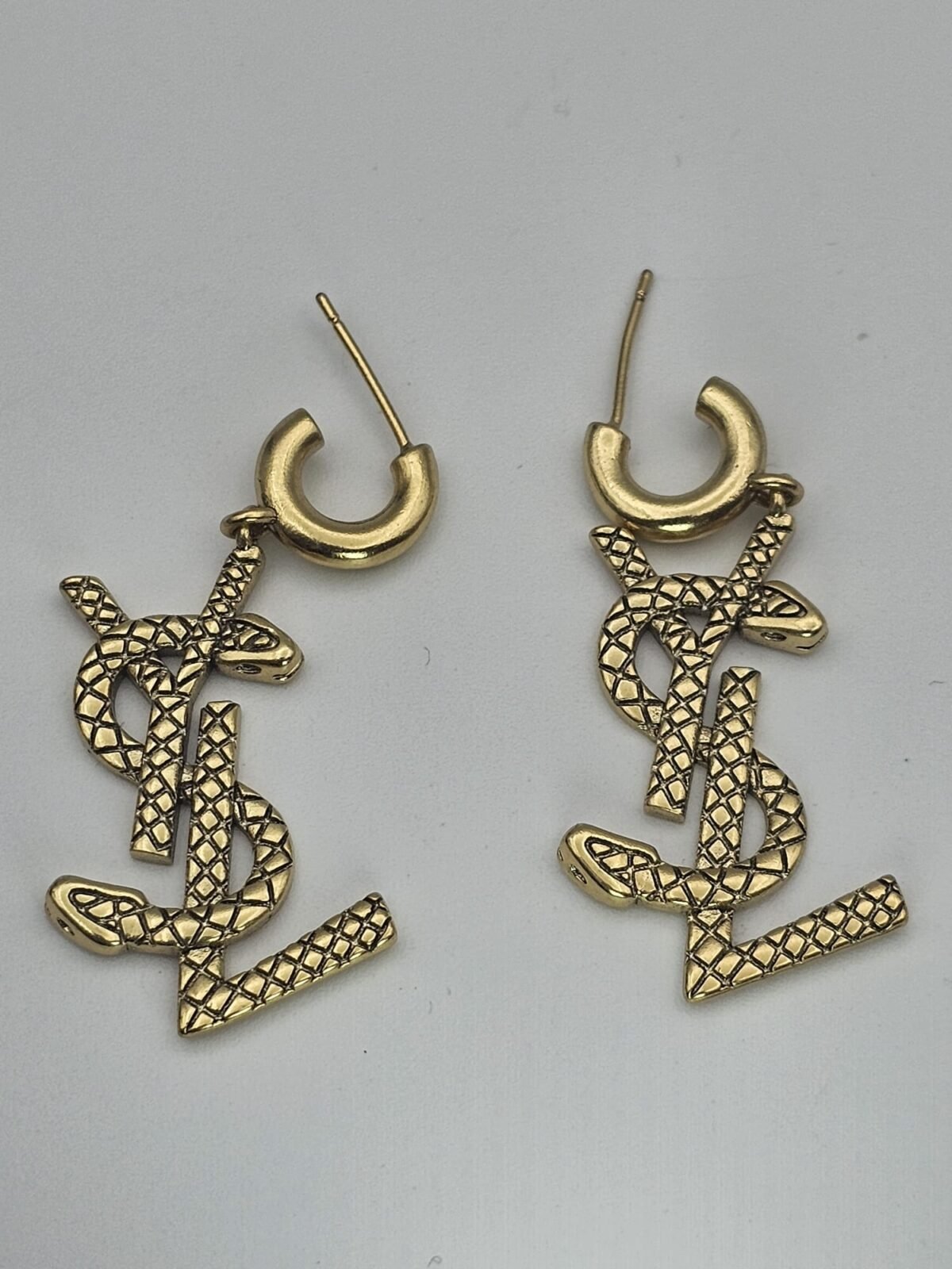 yves saint laurent modeli gold altın yılan desenli ysl küpe
