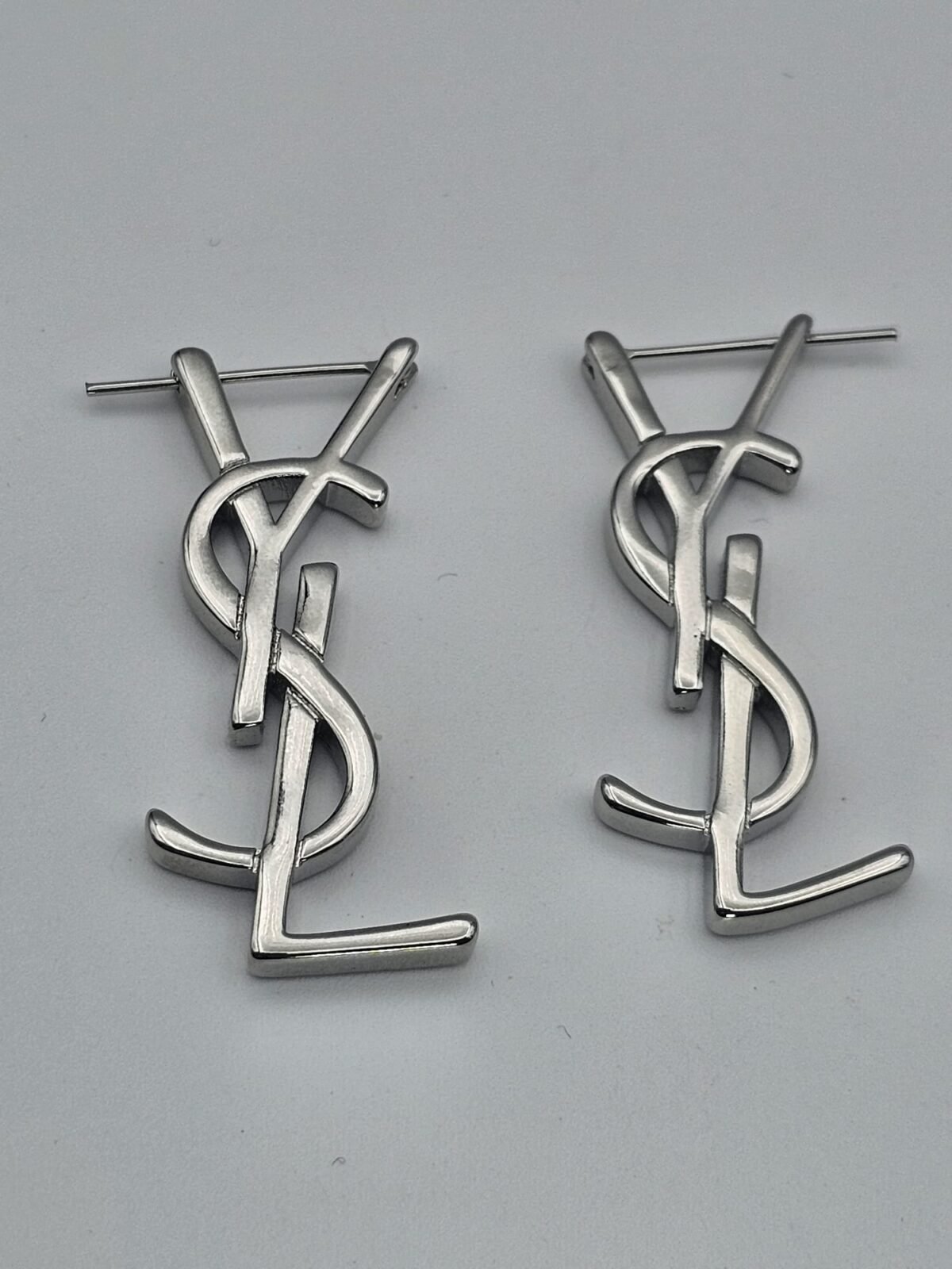yves saint laurent modeli gümüş ysl küpe