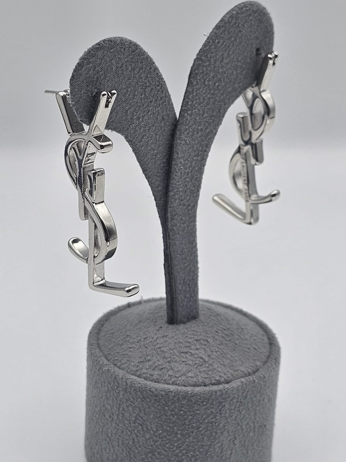 yves saint laurent modeli gümüş ysl küpe